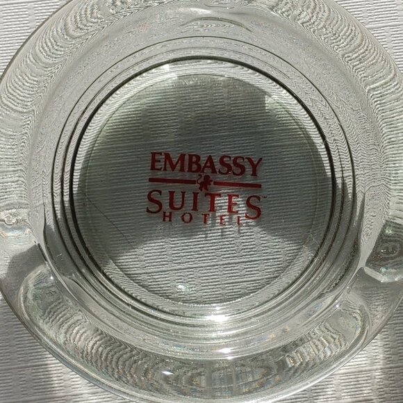 ATTRACTIVE Embassy Suites Hotel Clear Round Ashtray 3 Notch Bubbled Glass - Picture 3 of 3